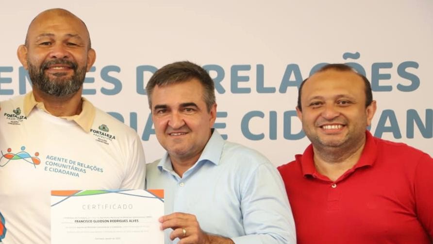 grupo de pessoas posa para a foto